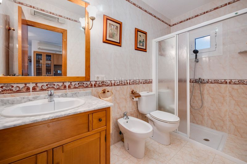 Foto da6d1df6-8dea-454c-9ace-a8ae2385db6a. Casa adossada amb calefacció aparcament piscina a Torrevieja