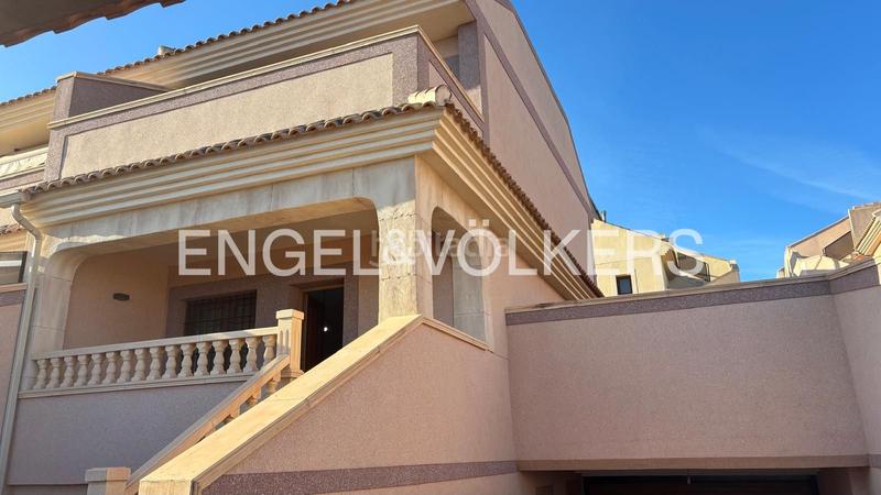 Foto 0a62b6ea-7b37-43b8-ab98-c0027e7a9e4b. Casa adosada exclusivo dúplex pareado con piscina comunitaria en los balcones, en Torrevieja