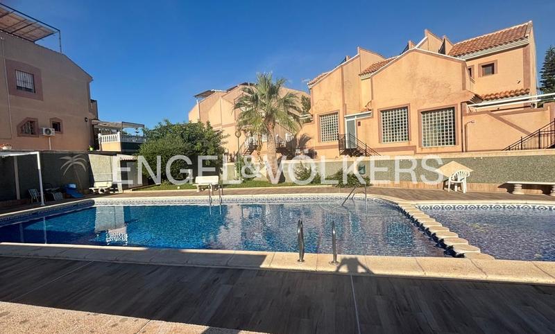 Foto 0acc5777-1030-43c7-9a10-ab9ac781992d. Casa adosada exclusivo dúplex pareado con piscina comunitaria en los balcones, en Torrevieja