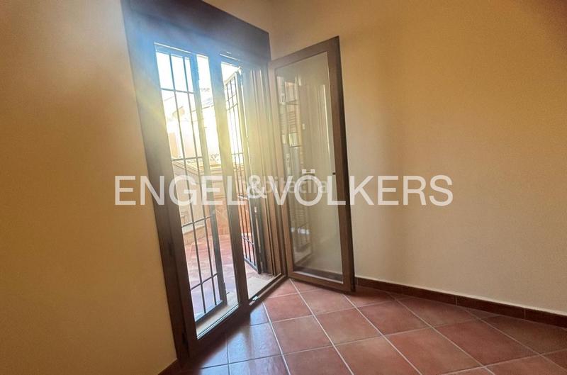 Foto 0b2f57d3-73cd-4534-99f9-0bd2a251a0c9. Casa adosada exclusivo dúplex pareado con piscina comunitaria en los balcones, en Torrevieja