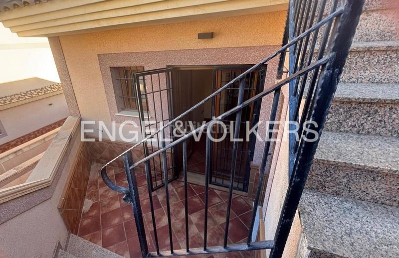 Foto 4ba005bb-d9f8-4e24-9c06-aeecff038657. Casa adosada exclusivo dúplex pareado con piscina comunitaria en los balcones, en Torrevieja