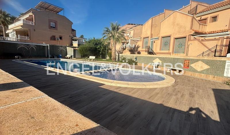 Foto 5b10a426-cbf9-4e18-a7d3-debe0cc221f9. Casa adosada exclusivo dúplex pareado con piscina comunitaria en los balcones, en Torrevieja
