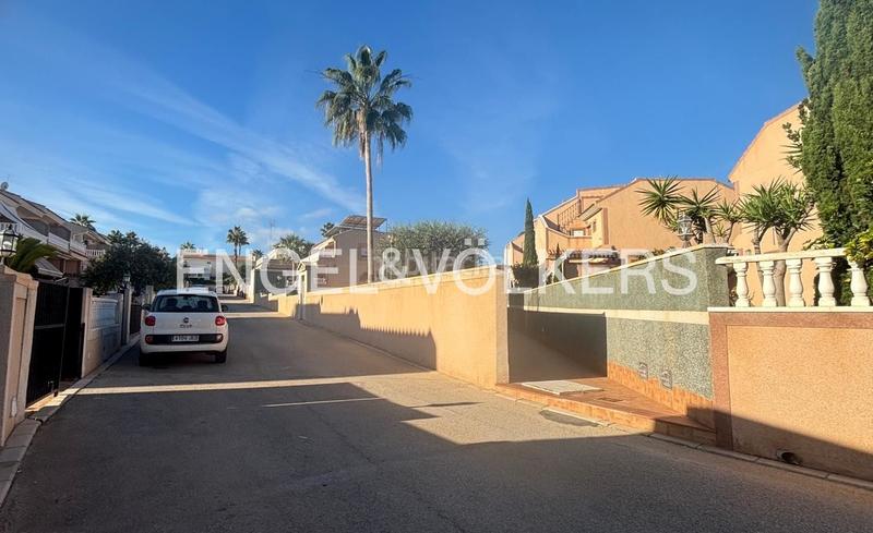 Foto 779724db-82f6-4f1b-8a32-7655fab39f66. Casa adosada exclusivo dúplex pareado con piscina comunitaria en los balcones, en Torrevieja