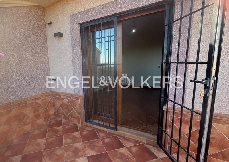Foto ed361d8a-81a9-4497-b8cd-297190fb21e7. Casa adosada exclusivo dúplex pareado con piscina comunitaria en los balcones, en Torrevieja