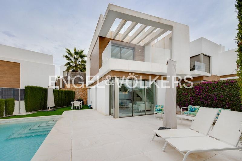 Foto 200b6ed9-1f87-4c14-858d-81296d4afd27. Casa con riscaldamento parcheggio piscina in Los Almendros Orihuela