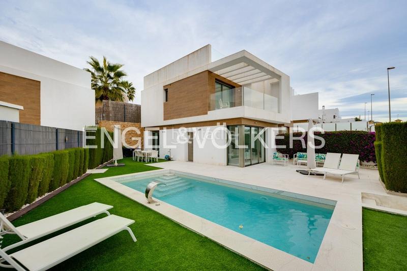 Foto 486441d5-883c-46d8-971a-f309446e5f9d. Casa con riscaldamento parcheggio piscina in Los Almendros Orihuela