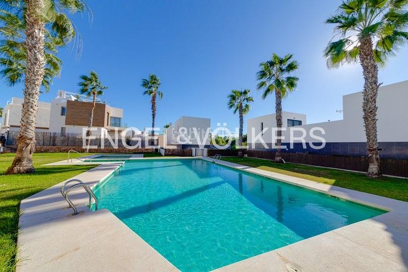 Foto 957777ee-6967-452c-bcf7-d09b62e3c5be. Casa con riscaldamento parcheggio piscina in Los Almendros Orihuela