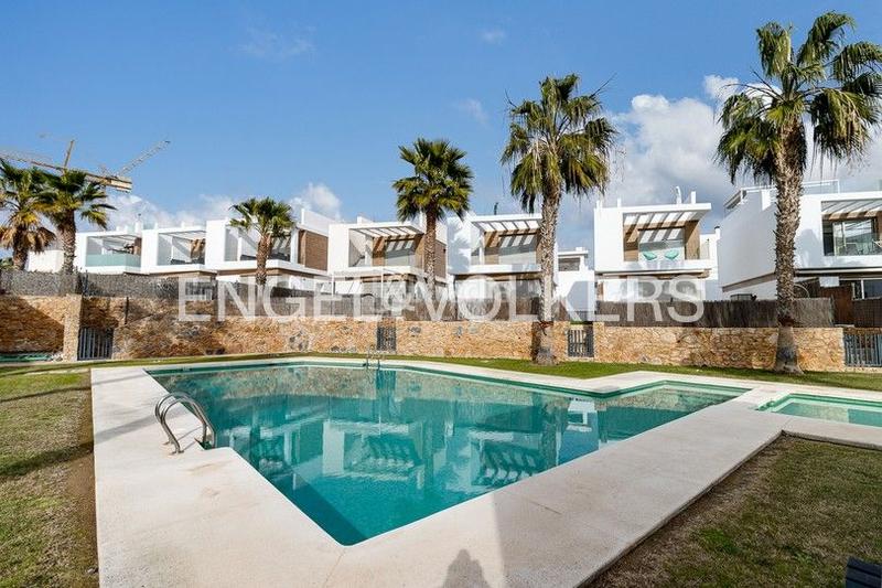 Foto f42bb746-9789-406e-a465-6e5d001edd2e. Casa con riscaldamento parcheggio piscina in Los Almendros Orihuela