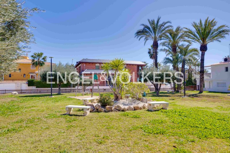 Foto 00a2c7f9-cfd8-4e3a-9dec-0b7b4af53941. Casa amb calefacció aparcament a Campoamor Orihuela