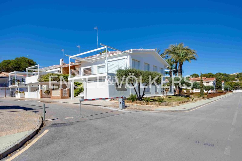 Foto 12752bcb-8f68-45a4-bd85-6138d2c12d53. Casa amb calefacció aparcament a Campoamor Orihuela
