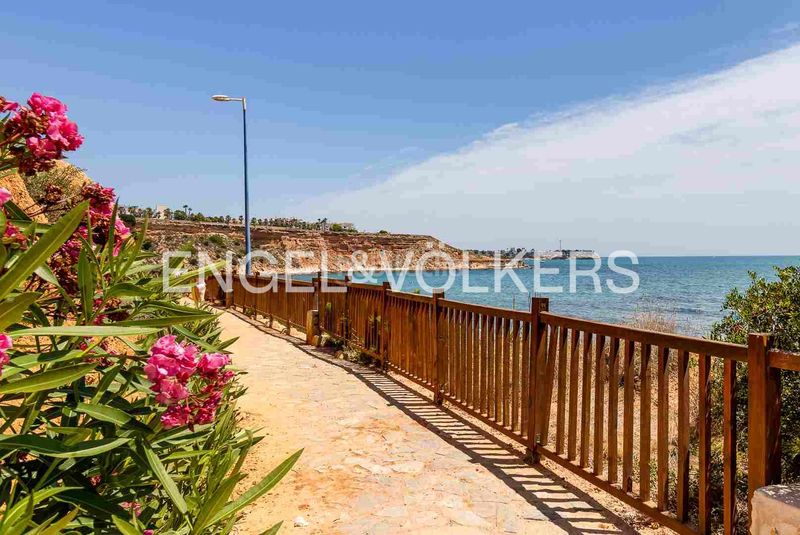 Foto 49d11efc-ded1-442f-b377-d5e14e72e237. Casa amb calefacció aparcament a Campoamor Orihuela