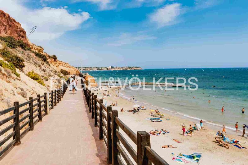 Foto 5b01eecf-84e5-4c8d-a731-864805d961cc. Casa amb calefacció aparcament a Campoamor Orihuela