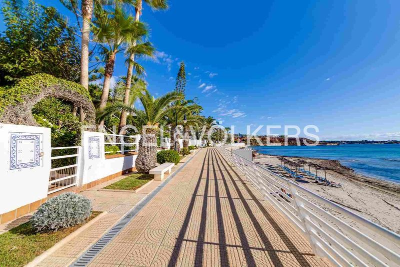 Foto 7f1a5a83-af43-40c9-99cb-c15390585d3f. Casa amb calefacció aparcament a Campoamor Orihuela