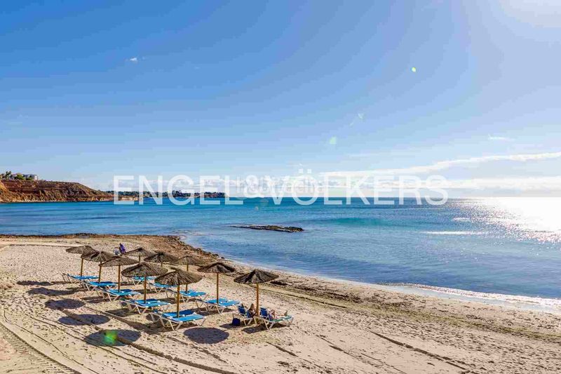 Foto d9702067-0a30-4fc9-94f1-050cb909c3a3. Casa amb calefacció aparcament a Campoamor Orihuela