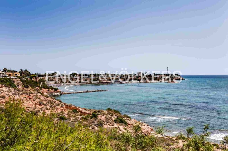 Foto ebc8db93-f14f-4169-8b71-ca45549cb188. Casa amb calefacció aparcament a Campoamor Orihuela