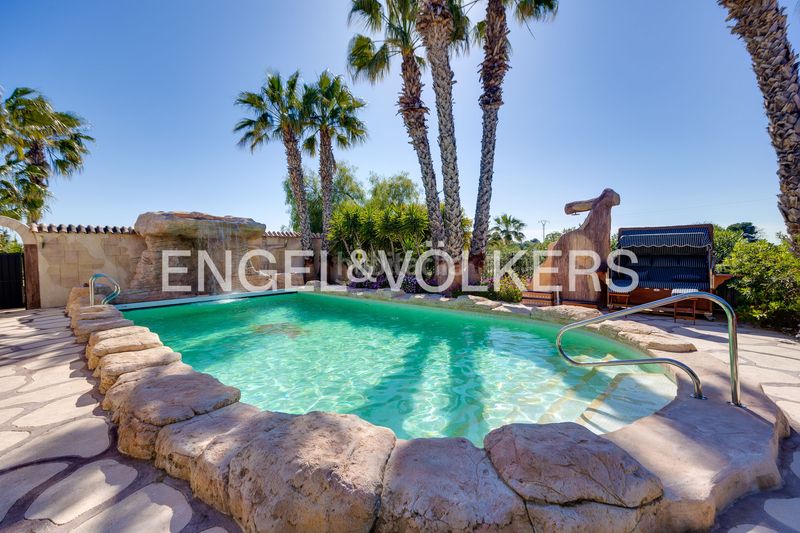 Foto 7a15f52d-f626-4cee-9118-934e657a7a46. Casa amb calefacció aparcament piscina a Daya Vieja