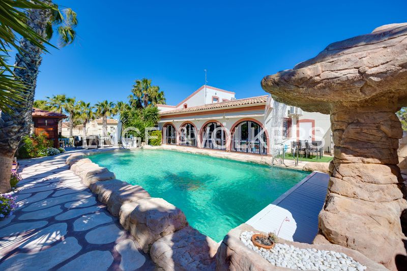 Foto b9833d6a-3539-4526-888a-4156592622c3. Casa amb calefacció aparcament piscina a Daya Vieja