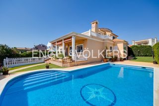 Mas à Cañada del Molino. Villa con 6 dormitorios y piscina a solo 50 metros de la playa d