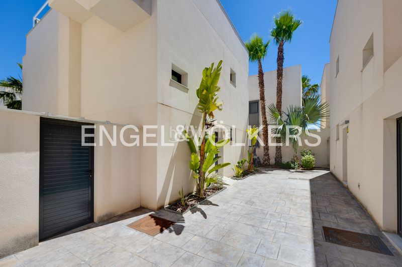 Foto 53cca945-3179-49d5-a2ca-56ee10e549c4. Casa amb calefacció aparcament piscina a La Veleta Torrevieja