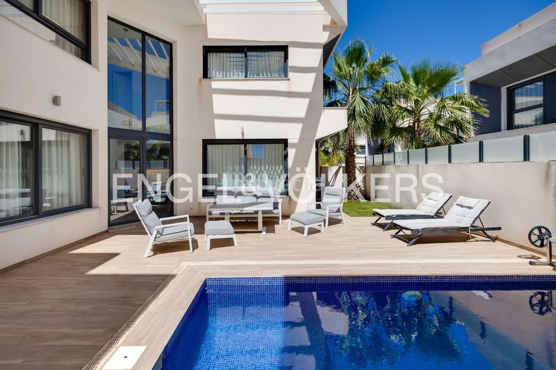 Foto 90d58262-78e4-42ea-af90-809e185e74e9. Casa amb calefacció aparcament piscina a La Veleta Torrevieja