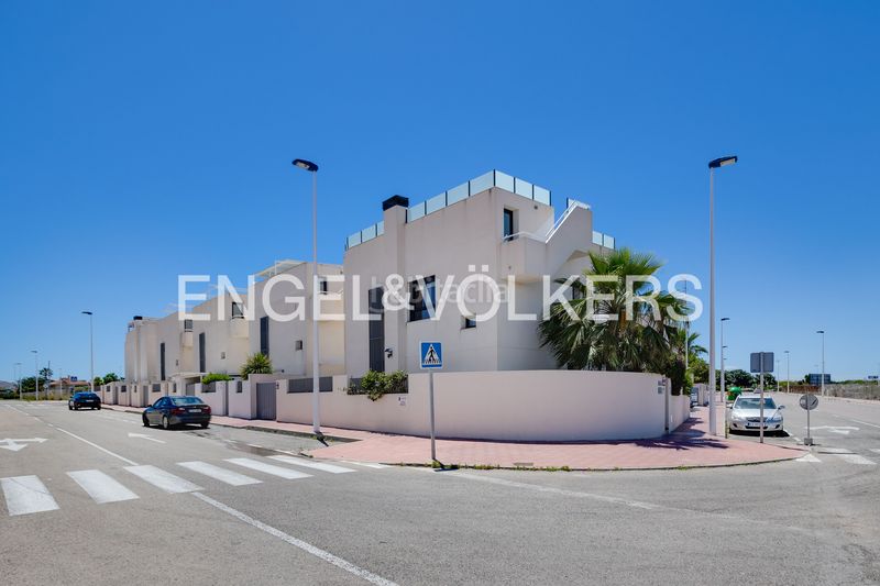 Foto d558feab-4da4-48fd-9946-12b7b0007e4d. Casa amb calefacció aparcament piscina a La Veleta Torrevieja