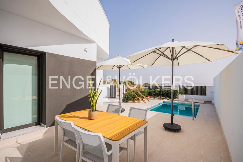 Foto e1d9904c-e4f0-4f31-9df5-869a9b45c11a. Casa a schiera con riscaldamento parcheggio piscina in Torrevieja
