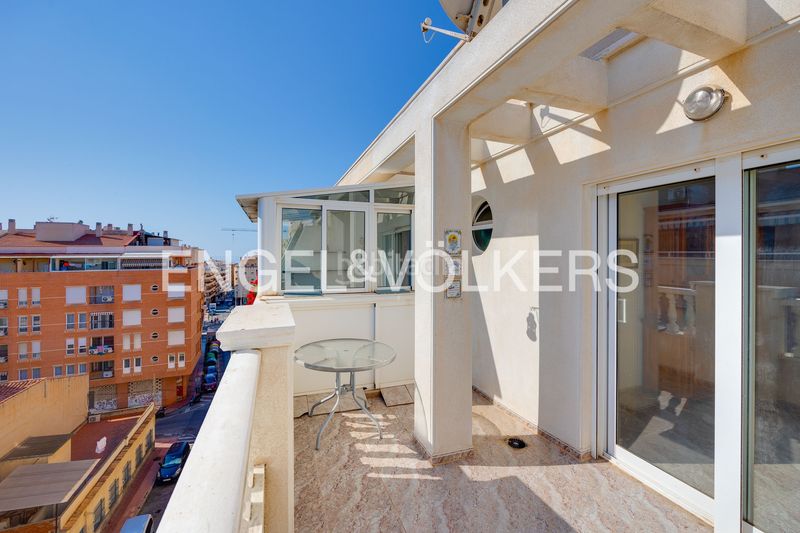 Foto a711f5f8-46d1-4fd6-90e6-567dced8b5f9. Àtic amb calefacció a Zona Playa del Cura Torrevieja