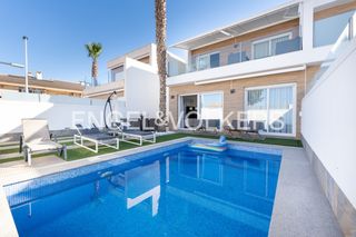 Casa in Los Peñascos-El Salero-Los Imbernones. Chalet moderno llave en mano con piscina privada en san pedro de