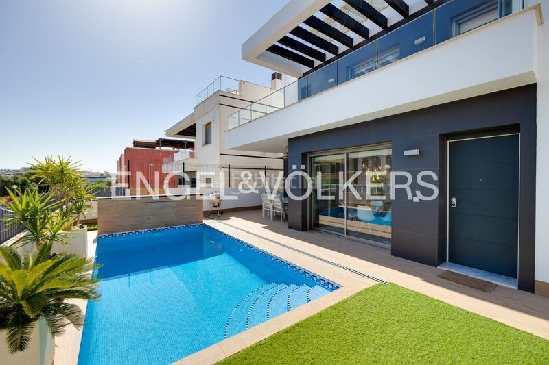 Foto 03119252-9439-4f11-a7ff-c594c12de58b. Casa amb calefacció piscina a Los Almendros Orihuela