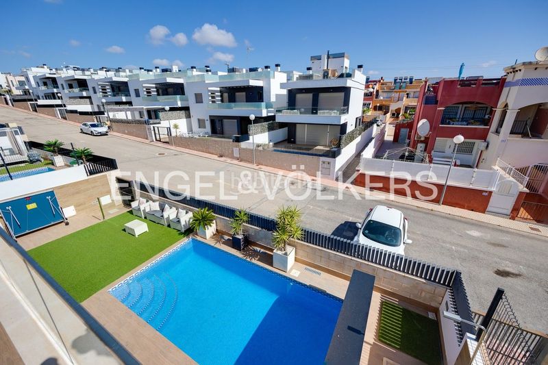 Foto 0a7b5d95-d0c9-4534-8e88-eb2321c2596d. Casa amb calefacció piscina a Los Almendros Orihuela