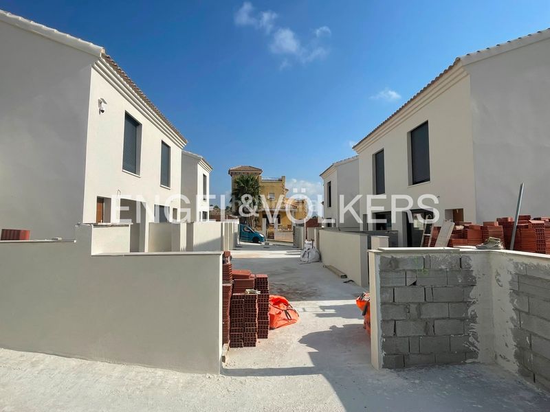 Foto 5e89baa8-5d9d-4ee5-bf0f-60604c715c27. Casa adossada amb calefacció aparcament piscina a Bigastro