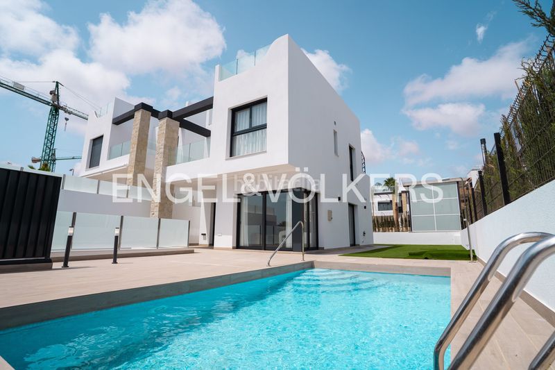 Foto 58b5ff75-c14f-4b54-80b4-1e6570c600dd. Casa amb calefacció aparcament piscina a Zeniamar - Horizonte - La Campana Orihuela