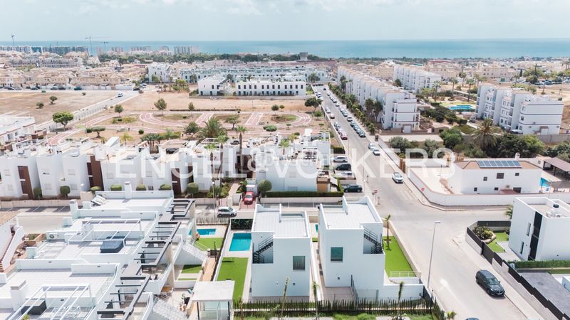 Foto d981d57b-6d04-4ff8-ab9d-9acb4826544c. Casa amb calefacció aparcament piscina a Zeniamar - Horizonte - La Campana Orihuela