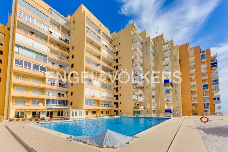 Foto 2b7fed94-8f6a-415d-9268-1118a2a74480. Flat with heating parking pool in Zona Playa del Cura Torrevieja