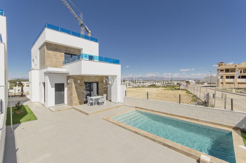 Foto f6aa29f0-bcf5-43c3-a835-8b8182808e86. Casa villa de obra nueva con piscina en vistabella golf en Orihuela