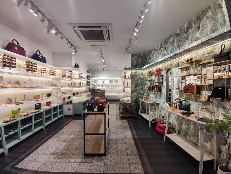 Foto 2439fa75-a1be-457f-a655-e3d87edefeb8. Alquiler local comercial local en alquiler en calle comtal en Barcelona