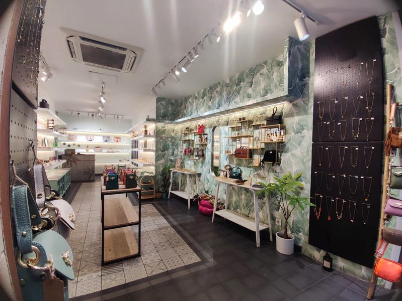 Foto 6b00c302-48b9-44ba-94e7-bb445d3135ea. Alquiler local comercial local en alquiler en calle comtal en Barcelona