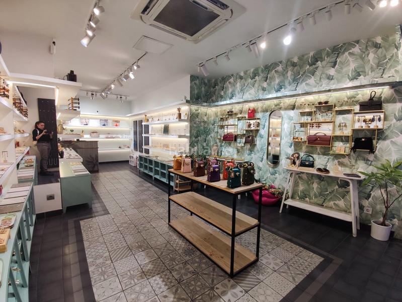 Foto 817758cc-2c1f-4ffc-bc23-0b31d1cadde3. Alquiler local comercial local en alquiler en calle comtal en Barcelona