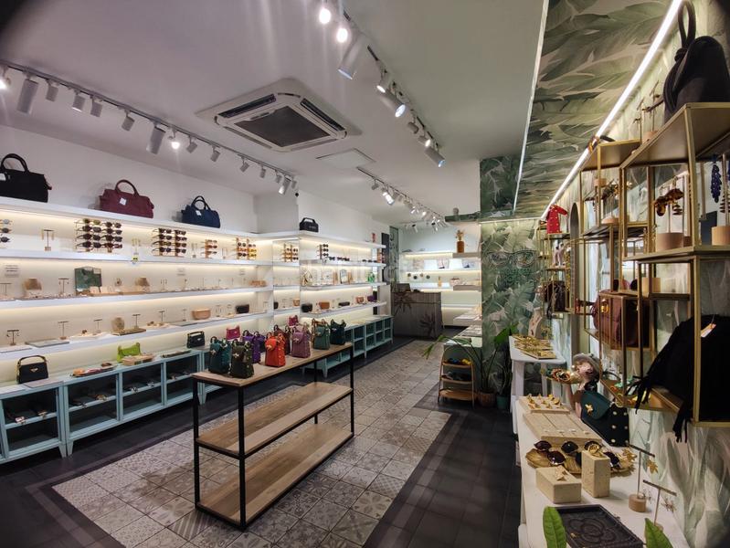 Foto bff8b20b-90d0-4bbf-913e-7c96dec5a447. Alquiler local comercial local en alquiler en calle comtal en Barcelona