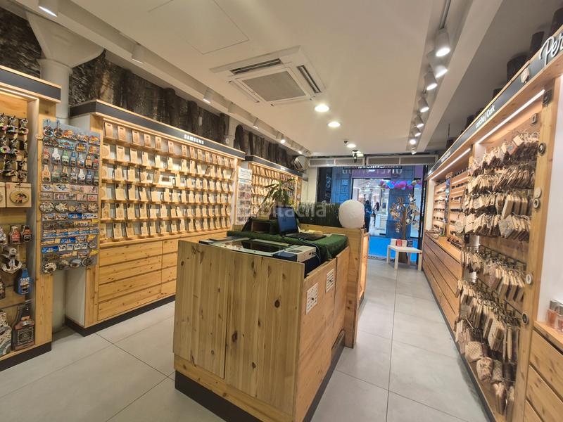 Foto 0e0ddb52-9997-4d3b-aa25-d6eb0107174a. Alquiler local comercial local en calle comtal en Barcelona