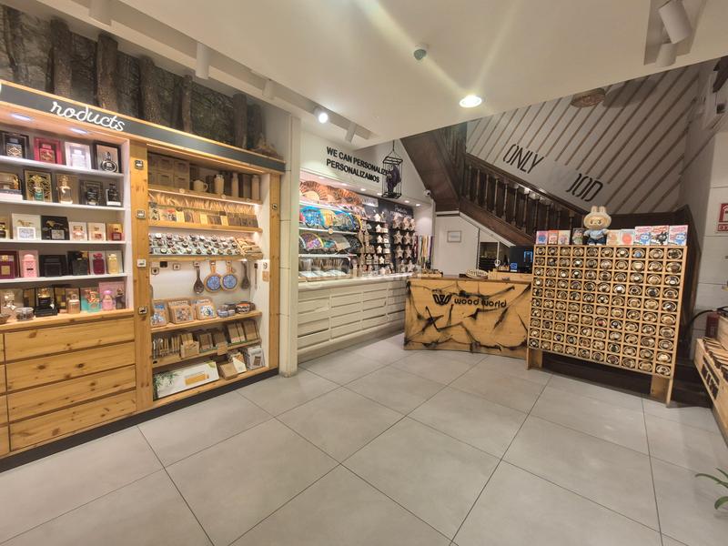 Foto 1082bfb6-ed7a-45a5-80a9-1fda9698eb8d. Alquiler local comercial local en calle comtal en Barcelona