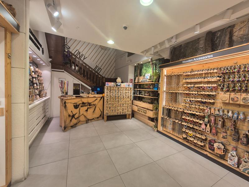 Foto 310a9271-265e-42c8-93c2-f6318aeeda0c. Alquiler local comercial local en calle comtal en Barcelona