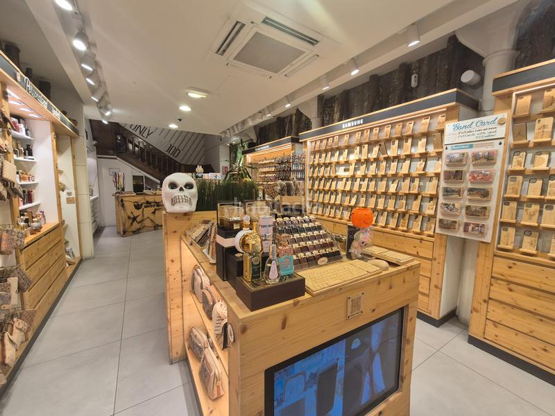 Foto 5423ece2-0c5c-4653-8f89-44541500bee8. Alquiler local comercial local en calle comtal en Barcelona