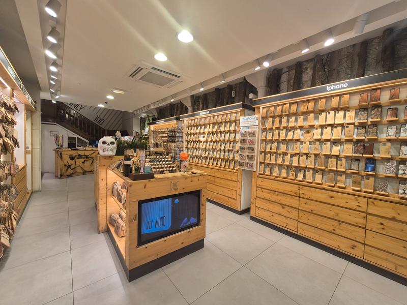 Foto b6beaadd-5991-4319-8ed4-1bffef0e07ed. Alquiler local comercial local en calle comtal en Barcelona