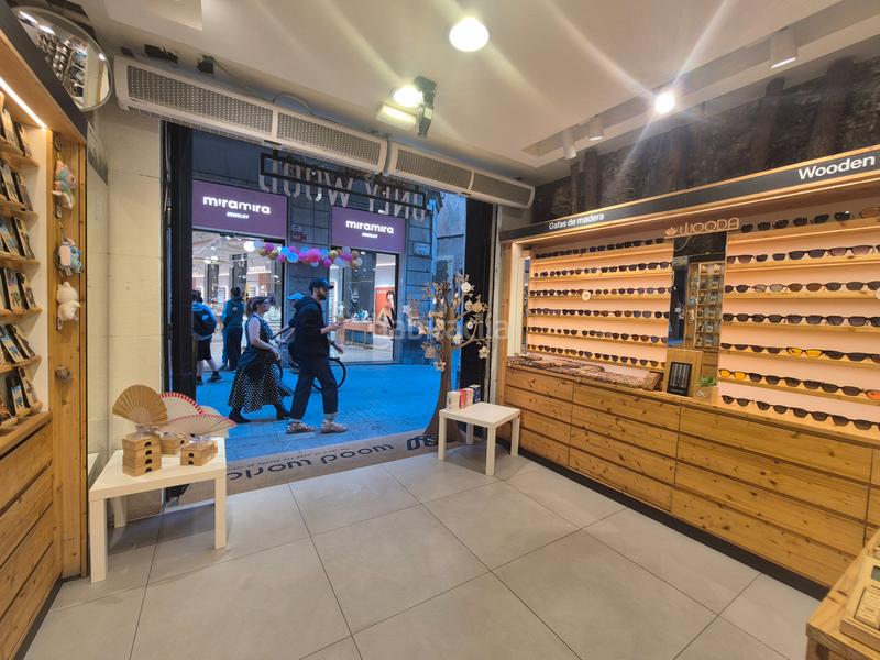 Foto d7306538-430b-42d8-a485-8d59bee182e7. Alquiler local comercial local en calle comtal en Barcelona