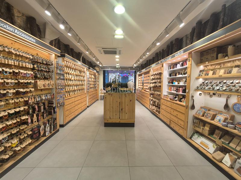 Foto f651e5c5-0f2b-4cf6-81c9-fd55c719f6c3. Alquiler local comercial local en calle comtal en Barcelona