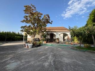 Chalet à Moraleda de Zafayona. Chalet independiente con piscina y 2.500 m² de parcela en morale