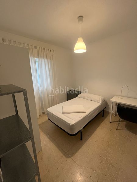Foto add0d015-fd3c-4e3f-86c4-45d1a6ace283. Alquiler piso en camino de ronda 42 alquiler chicas estudiantes en Granada