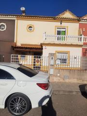 Maison jumelée à Calle clara campoamor 16. Se vende casa adosada en villaverde del río