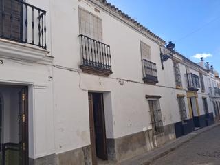 Maison jumelée à Calle presidente adolfo suárez 5. Se vende casa céntrica a reformar en cantillana